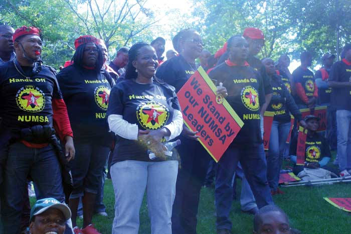 NUMSA-medlemmer protesterer utenfor COSATU-kontorene mot eksklusjonen og forfølgelsen av NUMSA-lederne.