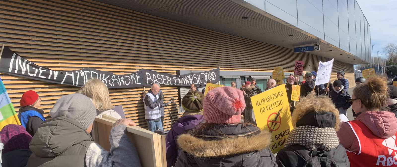 Nikolai Østgaard holdt appell på vegne av Antikrigsinitiativet.