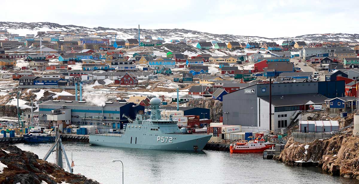 Dansk fregatt ved kai i Ilulissat, Grønland. Foto: <a href="https://unsplash.com/@66north?utm_content=creditCopyText&utm_medium=referral&utm_source=unsplash">66 north</a> på <a href="https://unsplash.com/photos/a-ship-in-the-water-e4f3Nh9uRSQ?utm_content=creditCopyText&utm_medium=referral&utm_source=unsplash">Unsplash</a>       