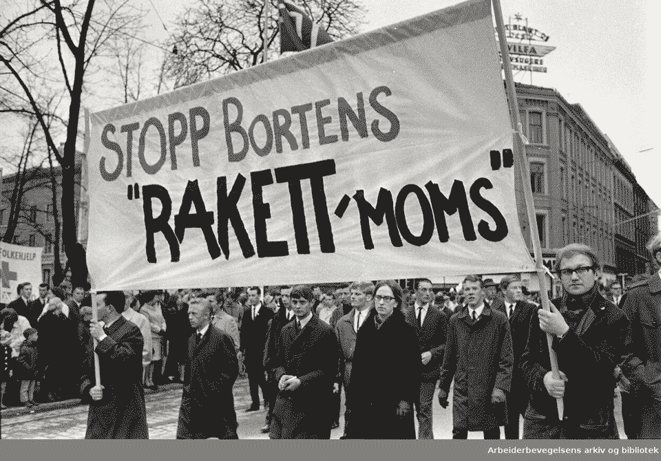 På tide å reise moms-motstanden igjen! Bildet er fra 1. mai i Oslo 1969, ukjent fotograf. CC BY-NC-ND
