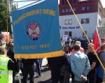 Det var tett med fagforeningsfaner foran kontorene til Oslo Havn KF. Foto: CC-BY-NC JRS