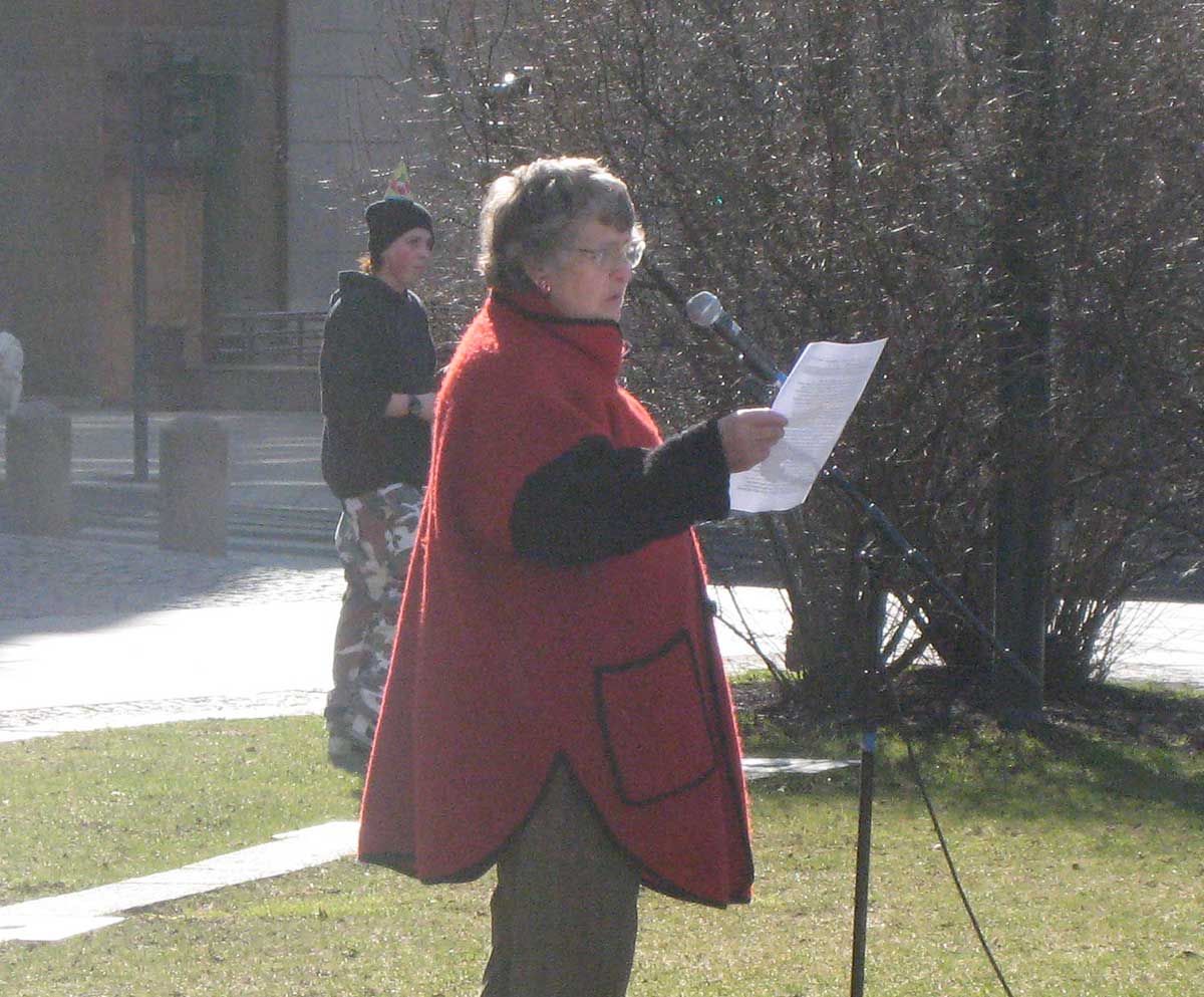 Berit Ås holder appell ved demonstrasjonen foran Stortinget som markerte fem år med okkupasjon av Irak. Foto: Revolusjon