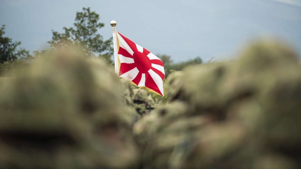 Flagget til de japanske selvforsvarsstyrkene på øvelsen Orient Shield i 2017. Foto: Markus Castaneda. Public Domain, Wikipedia.