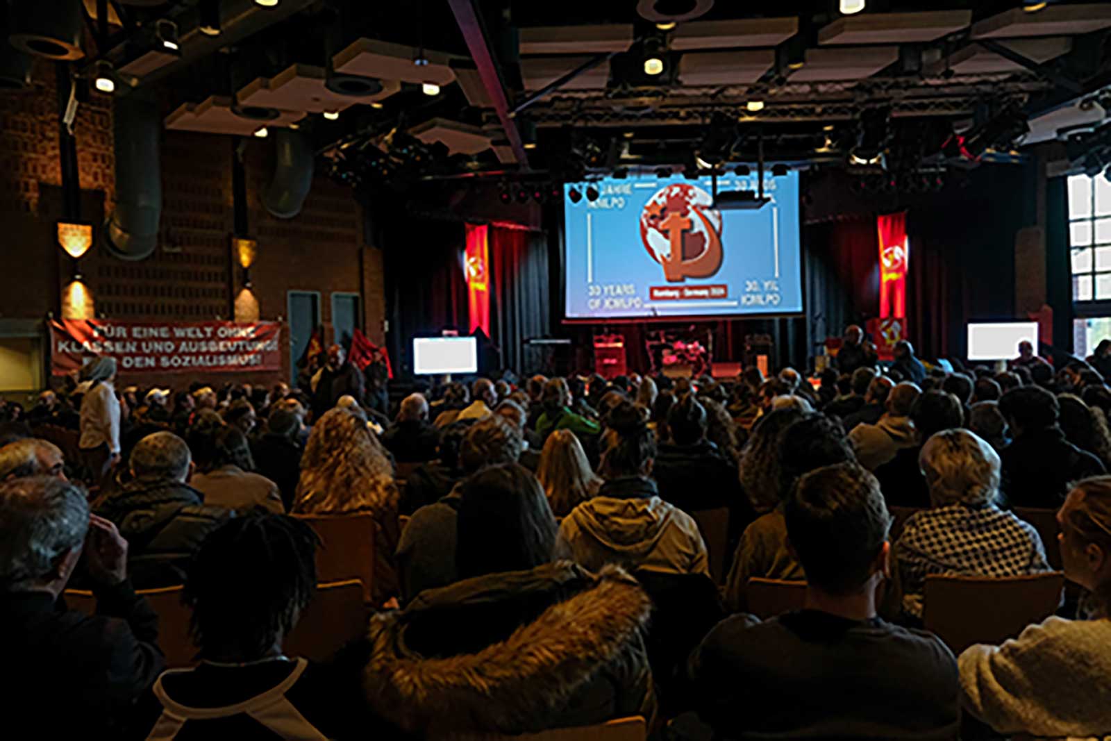 En fullsatt sal i Hamburg feiret 30 år med Den internasjonale konferansen av marxist-leninistiske partier og organisasjoner (CIPOML).