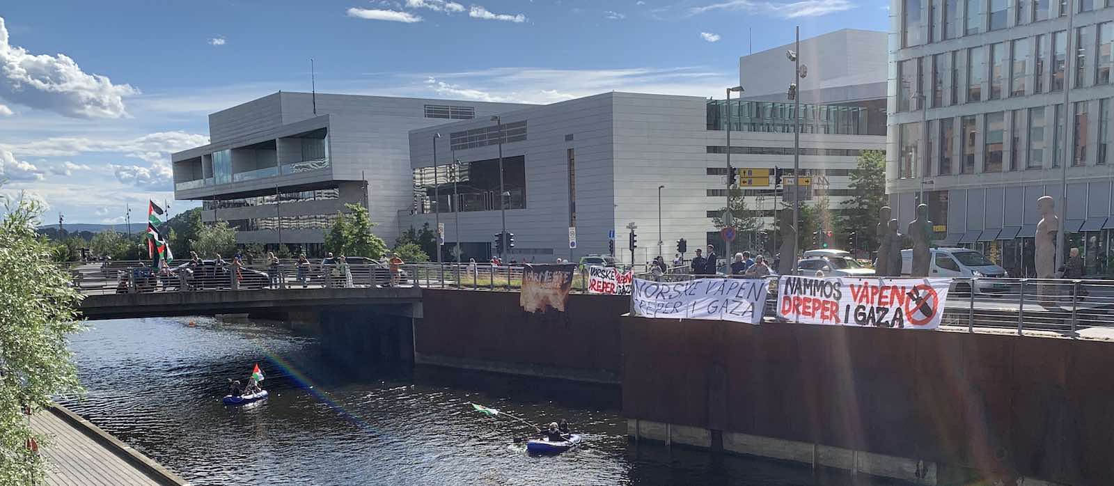 Norske våpen dreper! Konferansedeltakerne ble møtt med bannere og slagord.